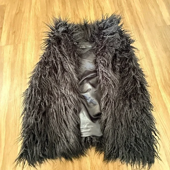 Zara - Women's Black Faux Fur Vest - Picture 5 of 6